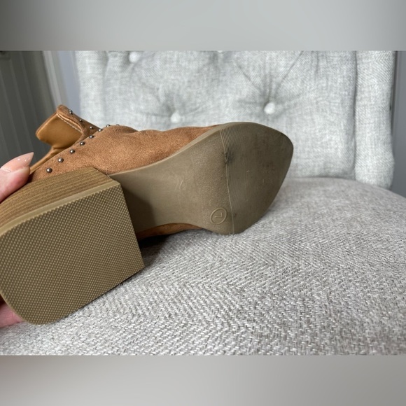 Universal Thread Women’s Cognac Faux Leather Point Toe Mules Size 7 Studded - Picture 3 of 4